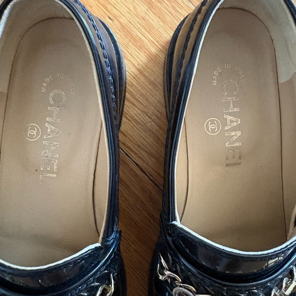 CHANEL Black Patent Leather Loafers with Gold Chain - Picture 2 of 4